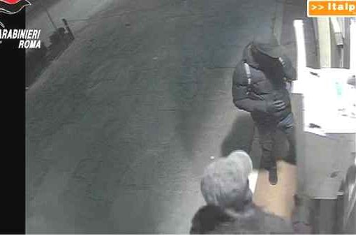 Roma, manomettevano sportelli bancomat per rubare denaro, arrestati tre rumeni