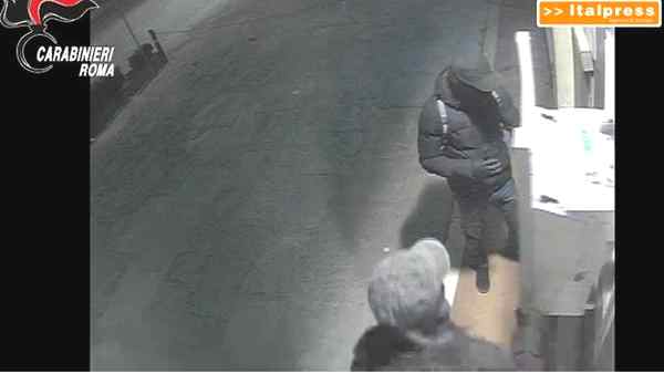 Roma, manomettevano sportelli bancomat per rubare denaro, arrestati tre rumeni Roma, manomettevano sportelli bancomat per rubare denaro, arrestati tre rumeni
