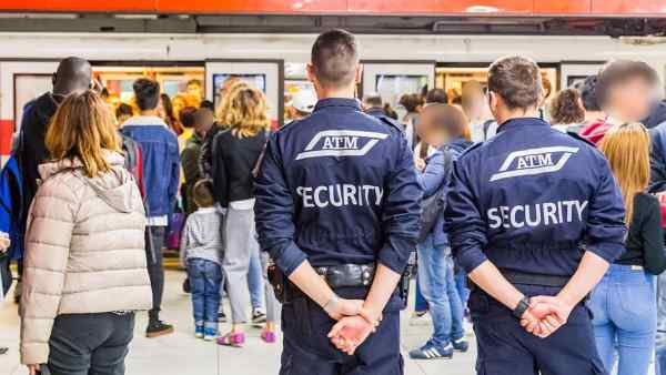 Milano, tentato scippo a 60enne in metro: fermato egiziano