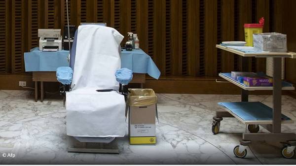 Arezzo, falsa chirurga sudamericana esegue trapianti di capelli: donna in coma