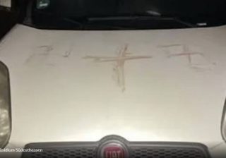 Germania, auto vandalizzate con svastiche di sangue umano: arrestato rumeno