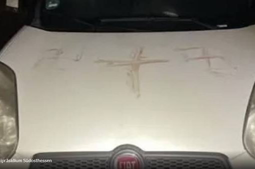 Germania, auto vandalizzate con svastiche di sangue umano: arrestato rumeno