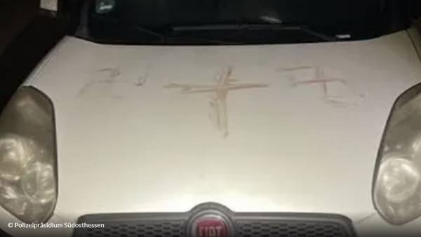 Germania, auto vandalizzate con svastiche di sangue umano: arrestato rumeno Germania, auto vandalizzate con svastiche di sangue umano: arrestato rumeno