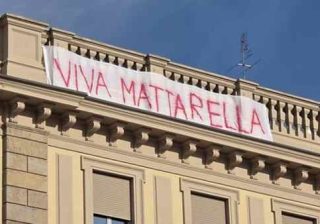 Torino, spunta lo striscione "viva Mattarella"