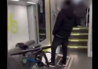 ragazza picchiata in treno