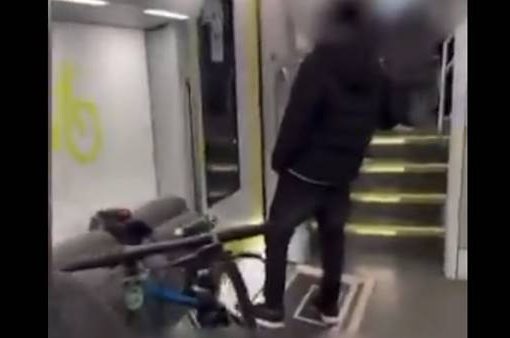 ragazza picchiata in treno