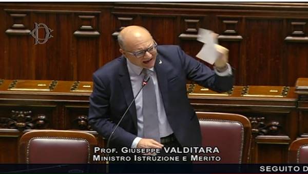 Educazione sessuale, Valditara contro le opposizioni: “Sfruttate i femminicidi. Vergognatevi” Educazione sessuale, Valditara contro le opposizioni: “Sfruttate i femminicidi. Vergognatevi”