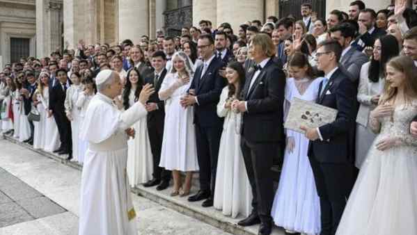 Vaticano: nel matrimonio un solo uomo e una sola donna