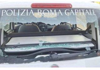 Roma, spari contro auto della polizia locale nel campo nomadi