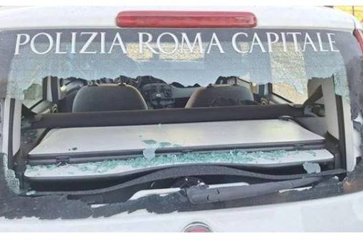 Roma, spari contro auto della polizia locale nel campo nomadi
