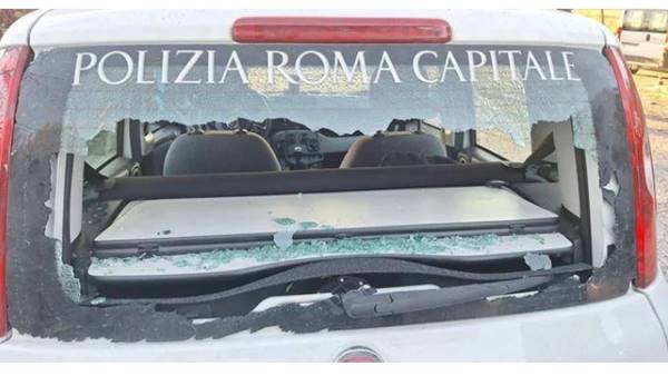 Roma, spari contro auto della polizia locale nel campo nomadi