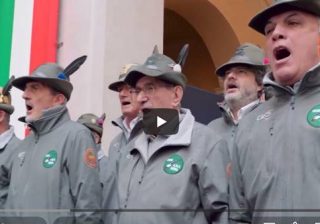Coro alpini canta Inno di Mameli a Palazzo Chigi