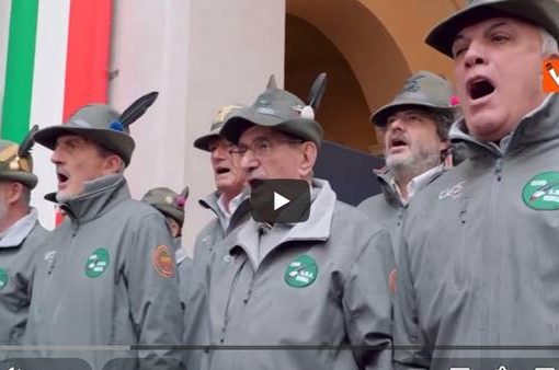 Coro alpini canta Inno di Mameli a Palazzo Chigi