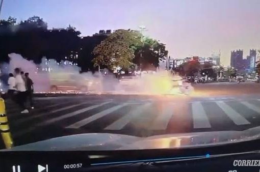 Bici elettrica esplode in strada