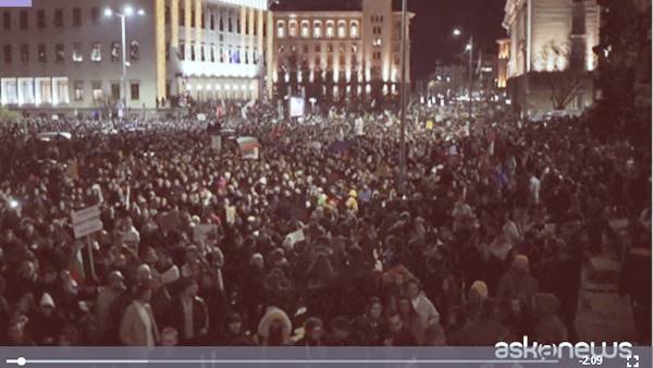 Bulgaria, Sofia: decine di migliaia in piazza contro il governo