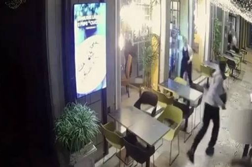 Uomo sfigurato a coltellate