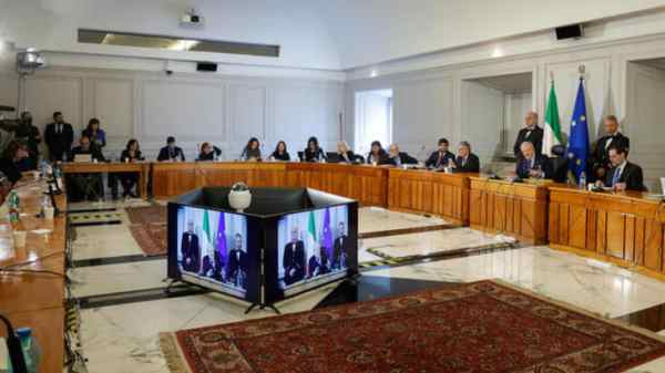 Consulta: legge Toscana su fine vita non interamente illegittima