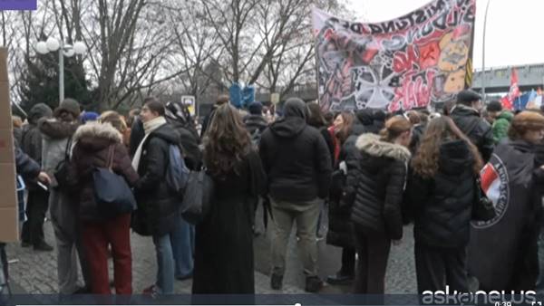 Berlino, protesta contro la leva: “Non ci manderete in guerra” Berlino, protesta contro la leva: “Non ci manderete in guerra”