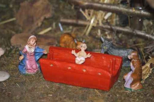 Treni, Gesù Bambino su una panchina rossa