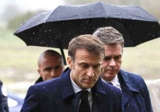 Macron sotto la pioggia