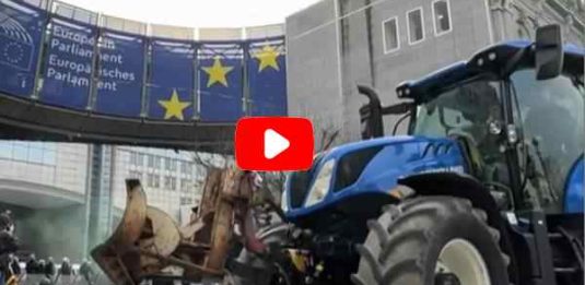 protesta degli agricoltori davanti al Parlamento UE
