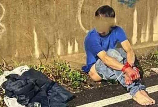 legato e seminudo in fuga dal campo rom