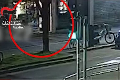 Rapina in negozio a Milano