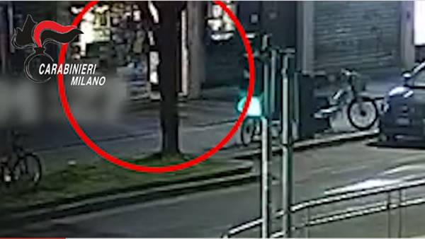 Rapina in negozio a Milano, titolare accoltellato e sequestrato: arrestato peruviano