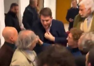 Flash mob pro Ucraina finisce in rissa al convegno Anpi