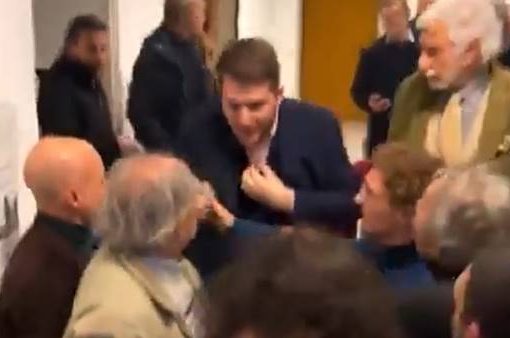 Flash mob pro Ucraina finisce in rissa al convegno Anpi