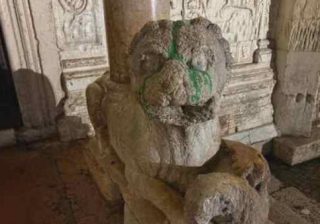 Verona, imbrattati i leoni della basilica di San Zeno