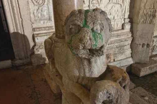 Verona, imbrattati i leoni della basilica di San Zeno