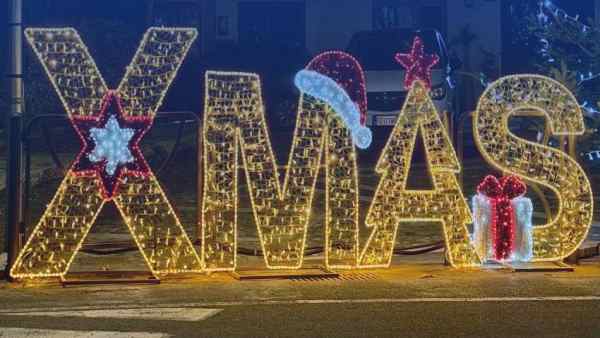 “È apologia di fascismo”, partigiani contro la luminaria “Xmas”