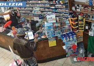 Piacenza rapina in tabaccheria