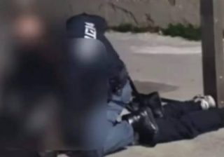 Panico in treno, straniero minaccia passeggeri con le forbici