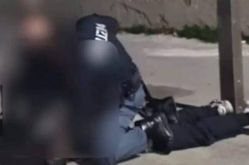 Panico in treno, straniero minaccia passeggeri con le forbici