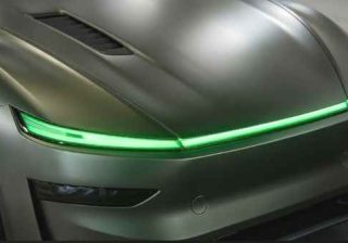 luce verde sul cofano dell'auto