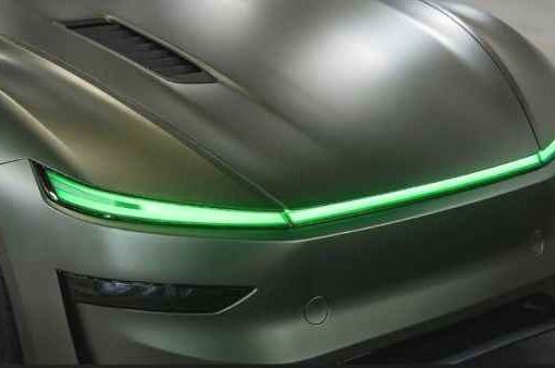 luce verde sul cofano dell'auto