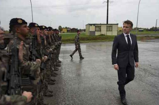 Macron e soldati
