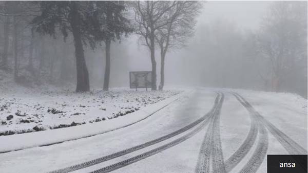 Belluno, biglietto del bus rincarato per le Olimpiadi: 11enne lasciato a piedi sotto la neve Belluno, biglietto del bus rincarato per le Olimpiadi: 11enne lasciato a piedi sotto la neve