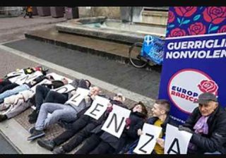 Askatasuna, i Radicali si sdraiano in piazza