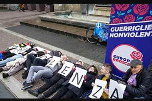 Askatasuna, i Radicali si sdraiano in piazza