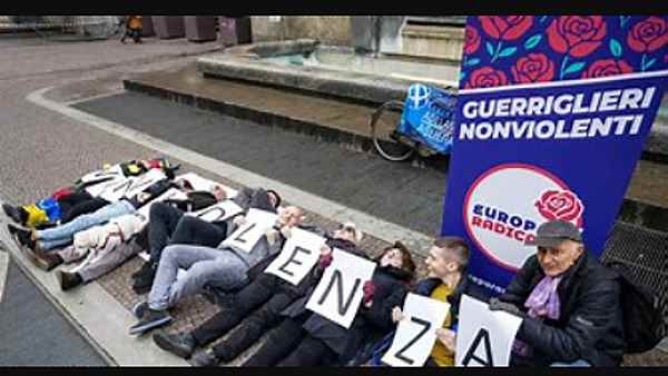 Askatasuna, i Radicali si sdraiano in piazza