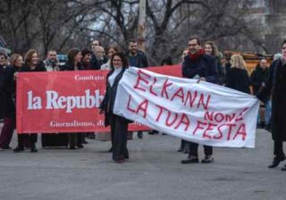 Repubblica siamo noi. Giornalismo, dignità, indipendenza", protesta contro Elkann