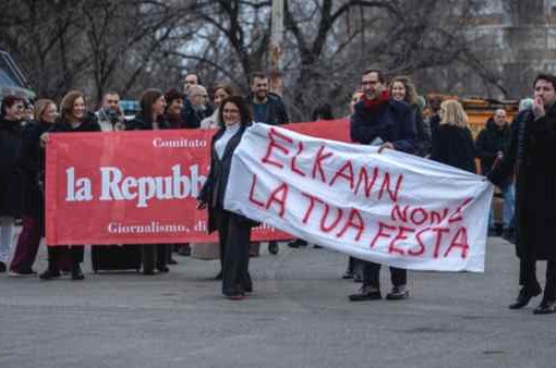 Repubblica siamo noi. Giornalismo, dignità, indipendenza", protesta contro Elkann