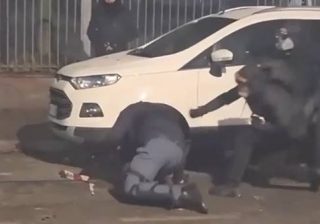 Askatasuna, poliziotto aggredito e preso a martellate a Torino