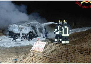 Auto elettrica prende fuoco in corsa