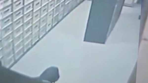 Milano, bengalese bloccato nel caveau di una banca: liberato e arrestato