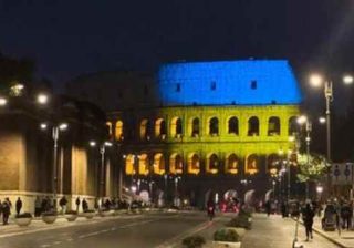 Colosseo illuminato con i colori della bandiera Ucraina