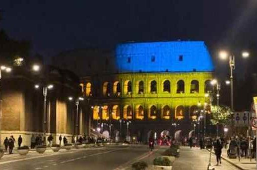 Colosseo illuminato con i colori della bandiera Ucraina